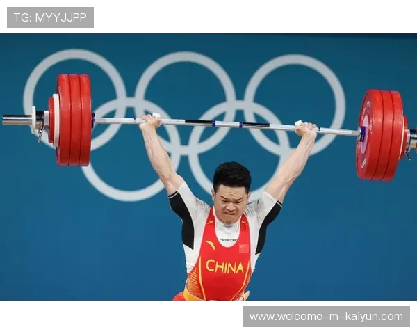 举重赛事燃爆现场，老将举起纪录重量后泪洒赛场